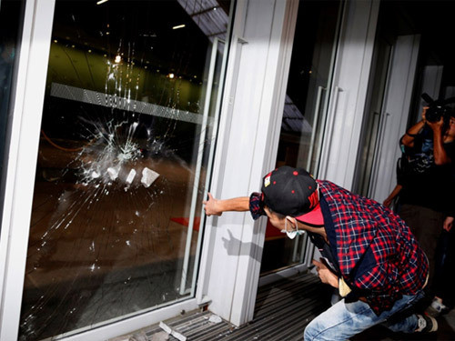 Toàn cảnh vụ đụng độ ở tòa nhà chính quyền Hồng Kông ảnh 4