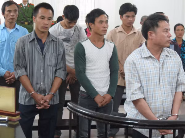 Hai nhà hỗn chiến vì con trẻ… quấy khóc ảnh 1
