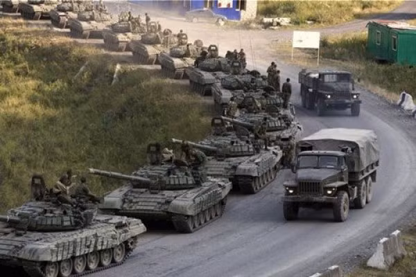 Xe tăng, trọng pháo lạ không phù hiệu, tràn sang Ukraine ảnh 1