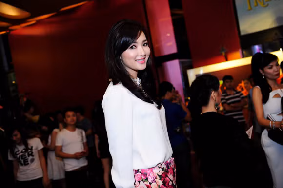Hoa hậu Giáng My trẻ trung đi xem phim “Lạc giới” ảnh 3