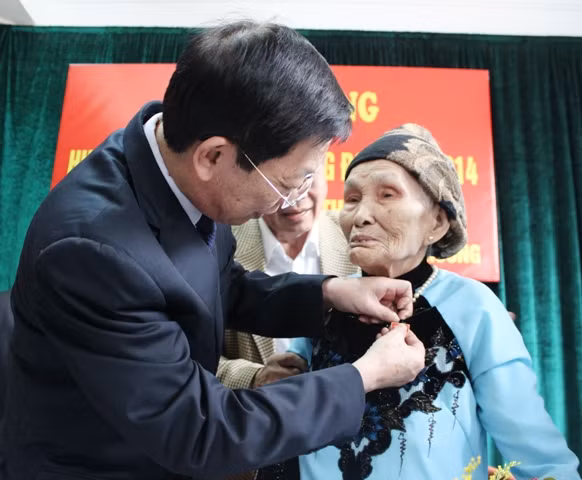 Chủ tịch UBND TP Hà Nội Nguyễn Thế Thảo trao tặng Huy hiệu 70 năm tuổi Đảng ảnh 1