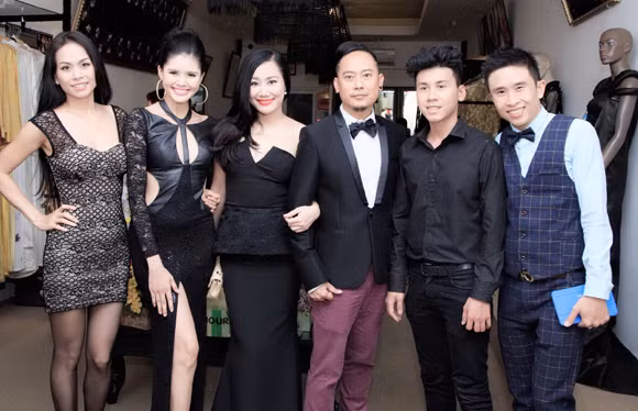 Lý Nhã Kỳ thân mật mừng sinh nhật NTK Võ Việt Chung ảnh 10