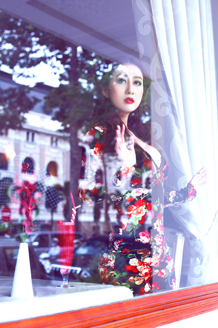 MC Kim Trang gợi cảm giữa mùa thu Sài Gòn ảnh 4