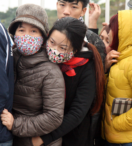 Ngàn người trắng đêm chầu chực, chen lấn mua vé xem trận Việt Nam-Malaysia ảnh 3