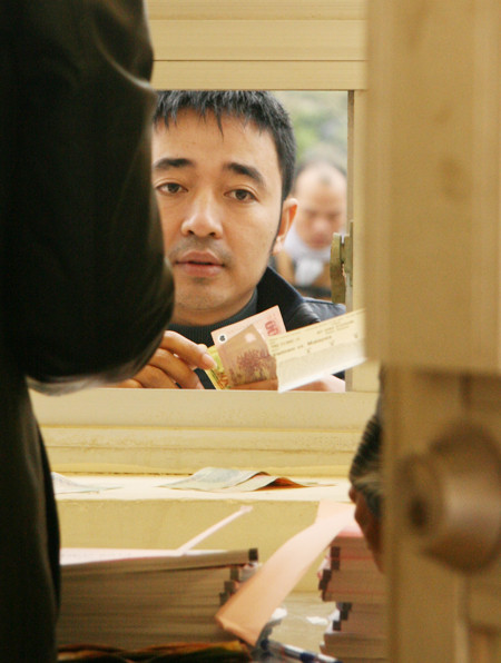 Ngàn người trắng đêm chầu chực, chen lấn mua vé xem trận Việt Nam-Malaysia ảnh 12