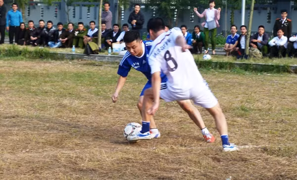 Sôi nổi giải bóng đá chào mừng ngày Nhà giáo Việt Nam ảnh 6