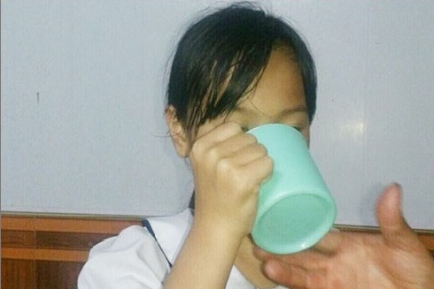 Bé Phương Anh mô tả lại việc uống 1/2 cốc nước giặt giẻ lau bảng ở lớp do cô giáo phạt