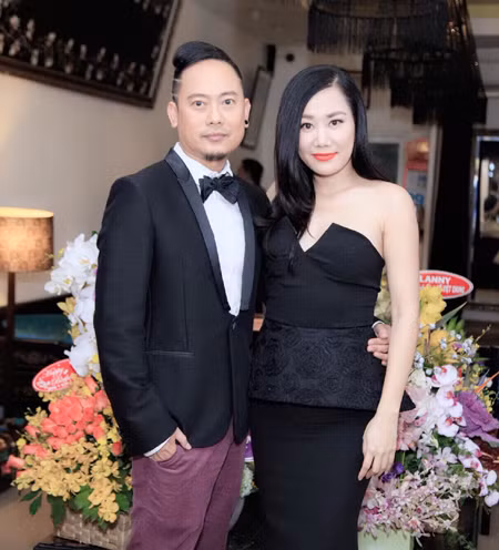 Lý Nhã Kỳ thân mật mừng sinh nhật NTK Võ Việt Chung ảnh 9