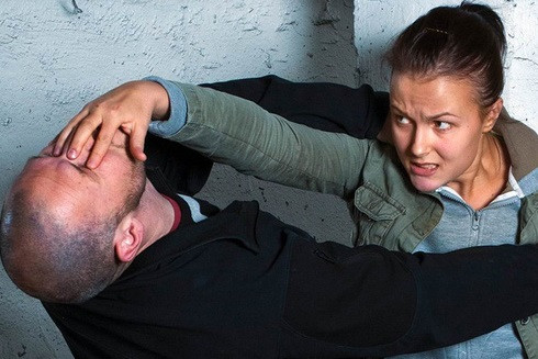 Dùng ngón tay chọc sâu vào mắt đối phương là một chiêu thức tự vệ hữu hiệu