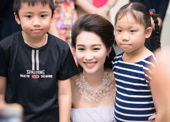 Hoa hậu Đặng Thu Thảo rạng ngời với vai trần gợi cảm ảnh 10