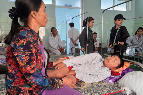 Những vụ giáo viên hành xử dị thường, phạt học trò theo kiểu "không thể nghĩ ra" ảnh 1