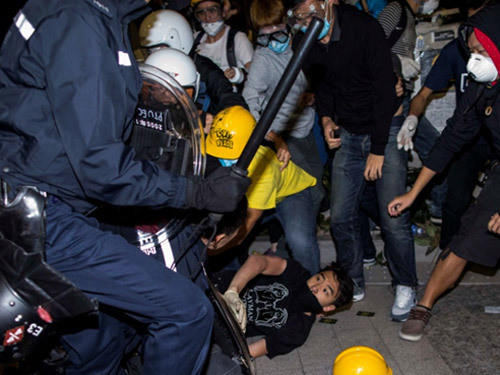 Toàn cảnh vụ đụng độ ở tòa nhà chính quyền Hồng Kông ảnh 2