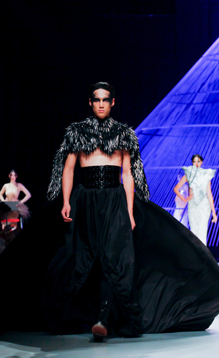 Hoàng Thuỳ làm vedette ấn tượng của NTK Singapore ảnh 8 Hoàng Thuỳ làm vedette ấn tượng của NTK Singapore ảnh 8