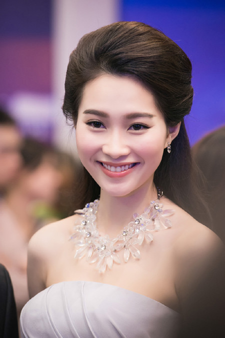 Hoa hậu Đặng Thu Thảo rạng ngời với vai trần gợi cảm ảnh 9