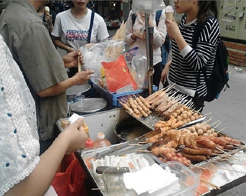 Nhập viện sau khi uống trà sữa: Hiểm họa từ thực phẩm bẩn quanh trường học ảnh 2