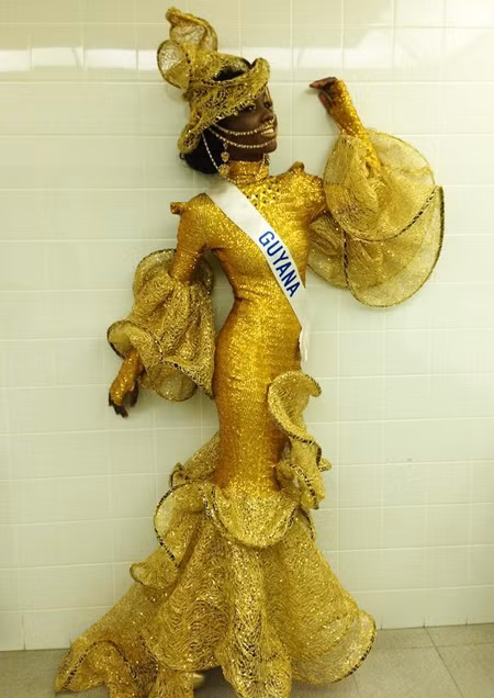 HHQT 2014: Áo dài Việt Nam lọt Top 10 trang phục truyền thống đẹp nhất ảnh 2