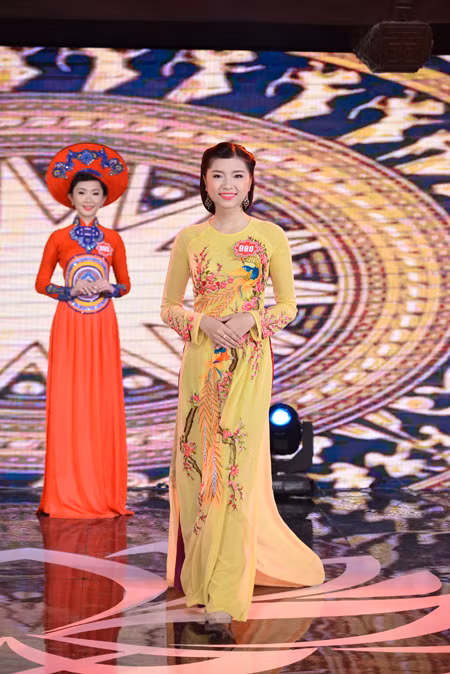 Thí sinh Hoa hậu Việt Nam 2014 duyên dáng trong phần thi áo dài ảnh 4