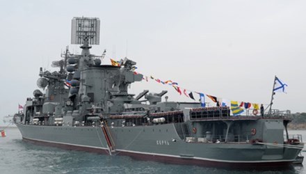 Tuần dương hạm mang tên lửa Kerch bất ngờ bốc cháy tại Sevastopol ảnh 1