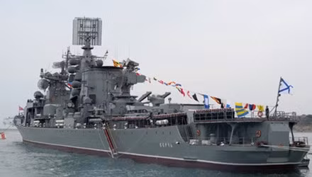 Tuần dương hạm mang tên lửa Kerch bất ngờ bốc cháy tại Sevastopol ảnh 1