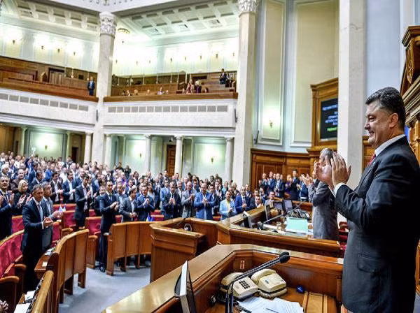 Khối Poroshenko tạm dẫn đầu mong manh trong cuộc bầu cử quốc hội Ukraine ảnh 1