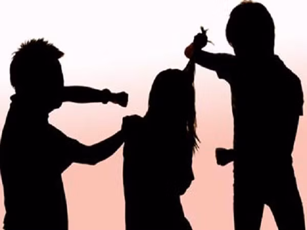 Bà mẹ trẻ bị kéo ra khỏi nhà, hiếp dâm tập thể ảnh 1