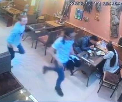 [Audio 16-10-2018] Hai du khách nước ngoài chạy thục mạng để quỵt tiền ăn tối ảnh 1