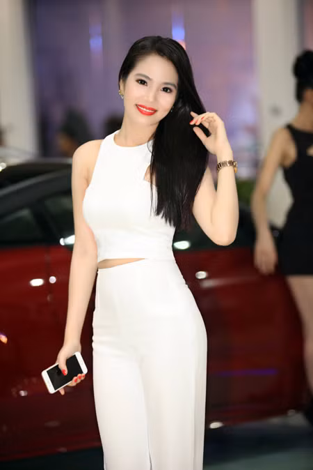 Nữ hoàng Du lịch Dương Kim Ánh “ton sur ton cây trắng” rạng ngời ảnh 3