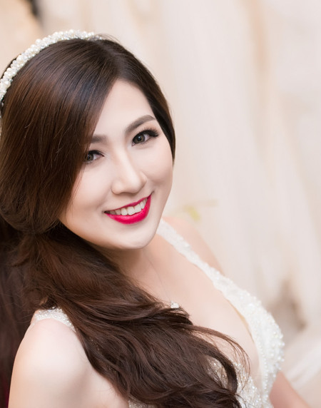 Á hậu Tú Anh khéo khoe vòng 1 căng tròn cùng váy cưới ảnh 2