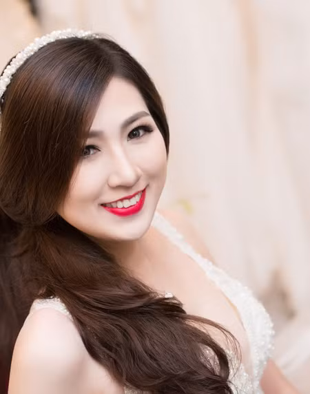 Á hậu Tú Anh khéo khoe vòng 1 căng tròn cùng váy cưới ảnh 2