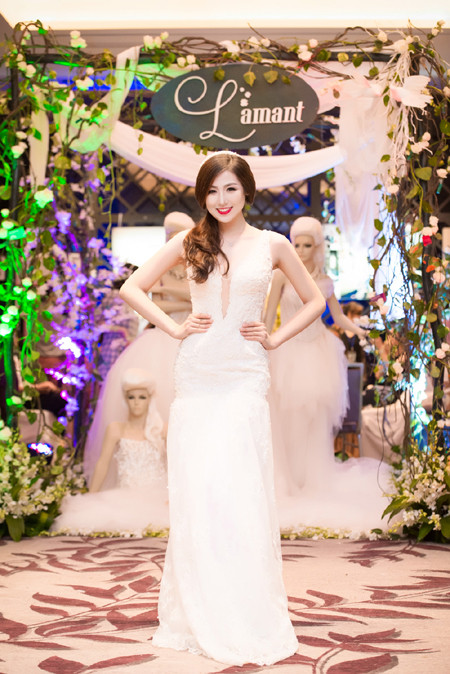 Á hậu Tú Anh khéo khoe vòng 1 căng tròn cùng váy cưới ảnh 3