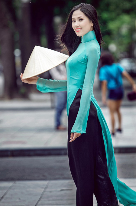 Hoa hậu biển Nguyễn Thị Loan khoe dáng thướt tha bên Hồ Gươm ảnh 5