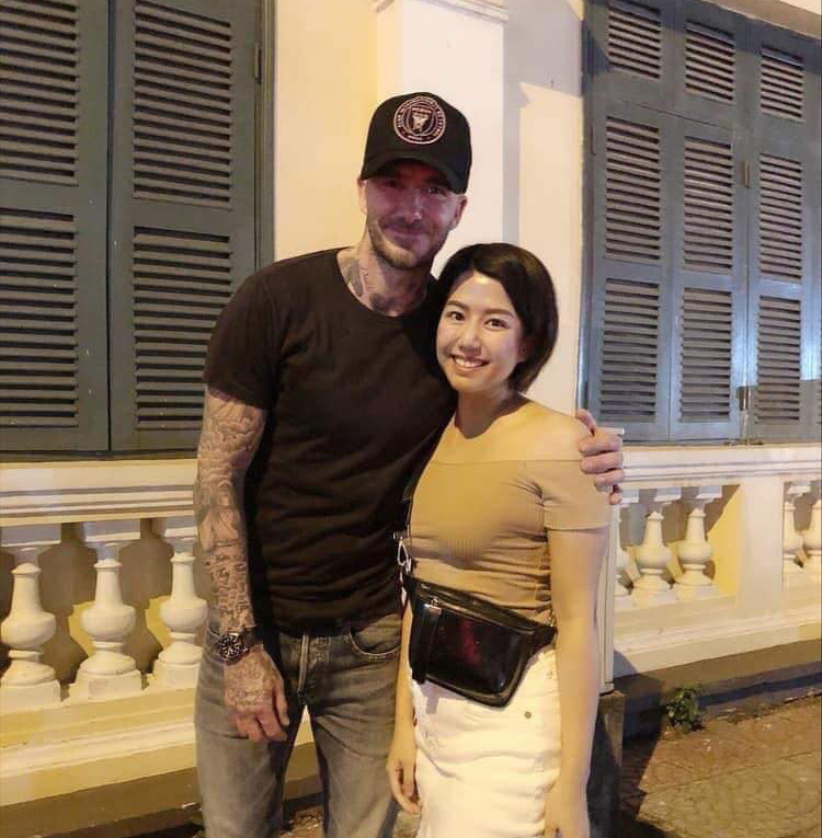 David Beckham bất ngờ xuất hiện tại phố đi bộ, khoác vai chụp ảnh cùng fan Việt ảnh 2