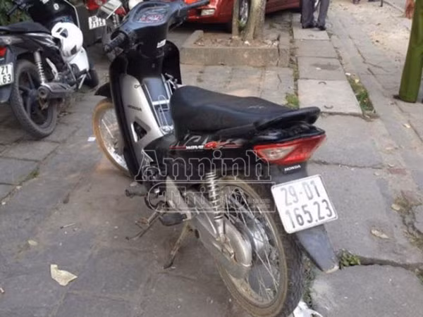 Mang súng điện, hai thanh niên bỏ chạy thục mạng khi gặp “141” ảnh 2