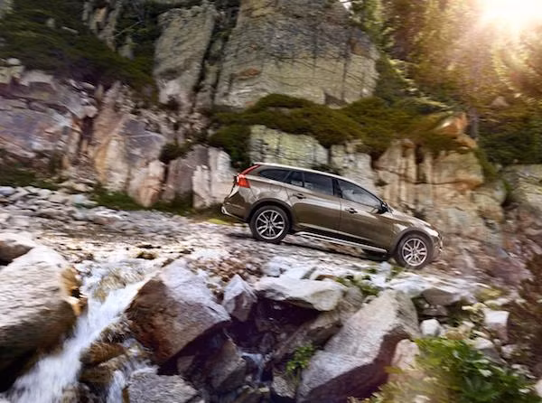 Volvo V60 Cross Country sẵn sàng cho Los Angeles Auto Show ảnh 7