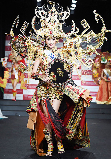 HHQT 2014: Áo dài Việt Nam lọt Top 10 trang phục truyền thống đẹp nhất ảnh 4