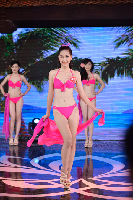 Chung khảo miền Bắc Hoa hậu Việt Nam 2014: Nóng bỏng phần thi bikini ảnh 12