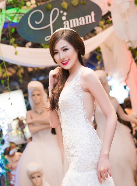 Á hậu Tú Anh khéo khoe vòng 1 căng tròn cùng váy cưới ảnh 8