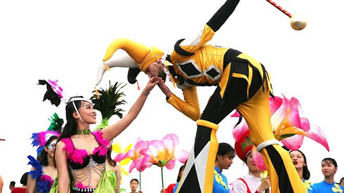 Carnaval Hạ Long 2019: "Mãn nhãn" với sắc màu trang phục và văn hóa các nước ảnh 3 Carnaval Hạ Long 2019: "Mãn nhãn" với sắc màu trang phục và văn hóa các nước ảnh 3