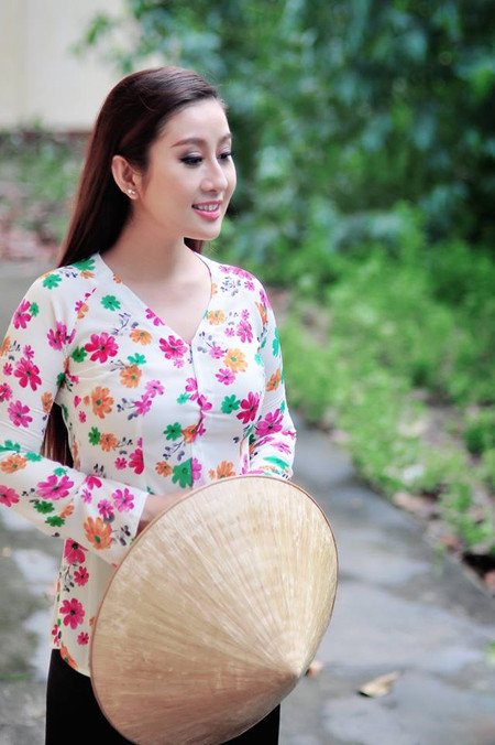 MC Kim Trang dịu dàng nón lá, áo bà ba ảnh 2 MC Kim Trang dịu dàng nón lá, áo bà ba ảnh 2