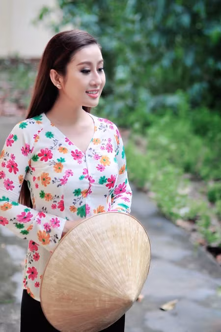 MC Kim Trang dịu dàng nón lá, áo bà ba ảnh 2
