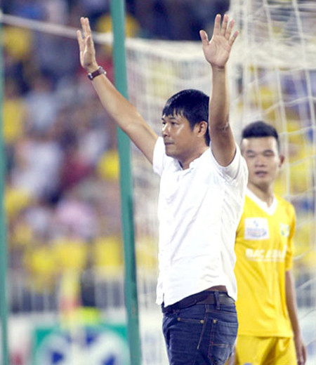 HLV Hữu Thắng nộp đơn xin nghỉ, SLNA bất lực ảnh 1