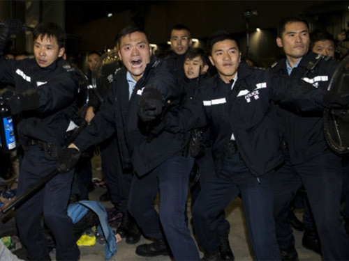 Toàn cảnh vụ đụng độ ở tòa nhà chính quyền Hồng Kông ảnh 6