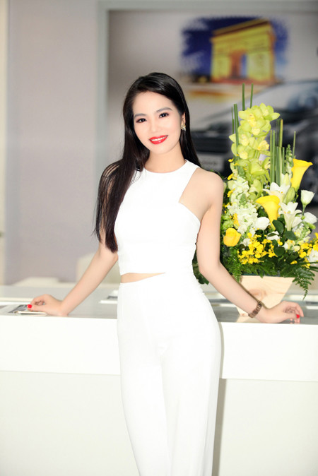 Nữ hoàng Du lịch Dương Kim Ánh “ton sur ton cây trắng” rạng ngời ảnh 5