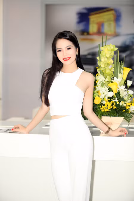 Nữ hoàng Du lịch Dương Kim Ánh “ton sur ton cây trắng” rạng ngời ảnh 5