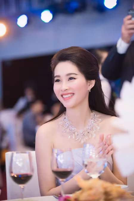 Hoa hậu Đặng Thu Thảo rạng ngời với vai trần gợi cảm ảnh 8