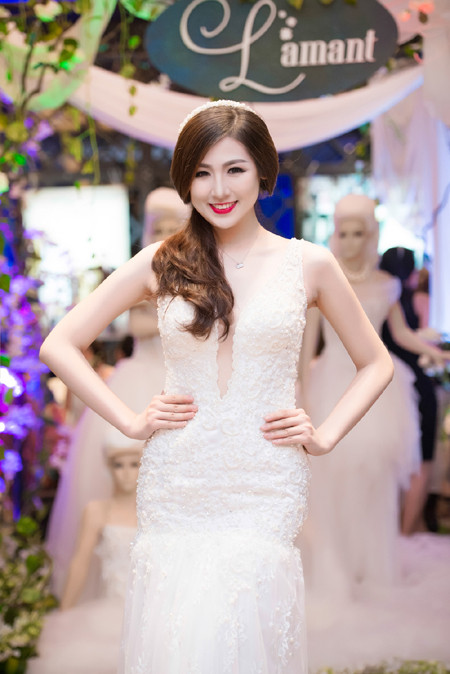 Á hậu Tú Anh khéo khoe vòng 1 căng tròn cùng váy cưới ảnh 5