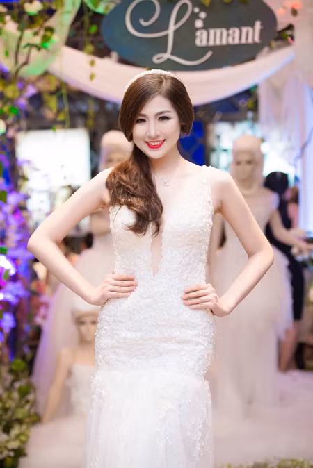 Á hậu Tú Anh khéo khoe vòng 1 căng tròn cùng váy cưới ảnh 5