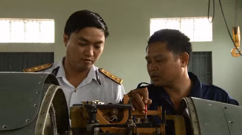 Vào nơi sửa chữa ngư lôi, tên lửa, khí tài đặc chủng Hải quân Việt Nam ảnh 4