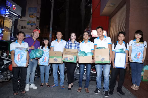 Nữ hoàng Du lịch Dương Kim Ánh giản dị đi trao quà từ thiện ảnh 1