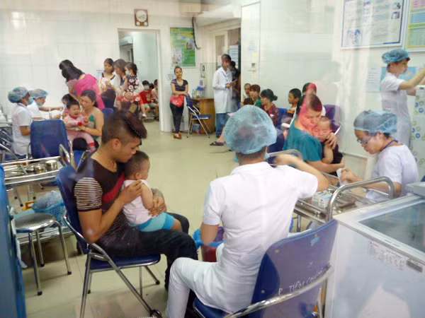 Hà Nội triển khai tiêm vaccine sởi-rubella diện rộng ảnh 1